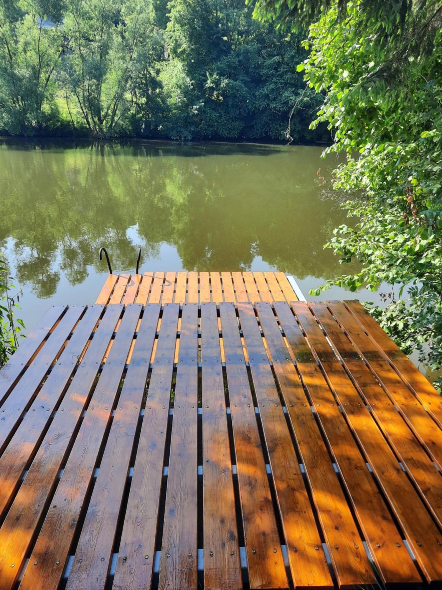 Bungalov Na Brehu Labe S Vlastnim Molem Pardubice Exteriér fotografie