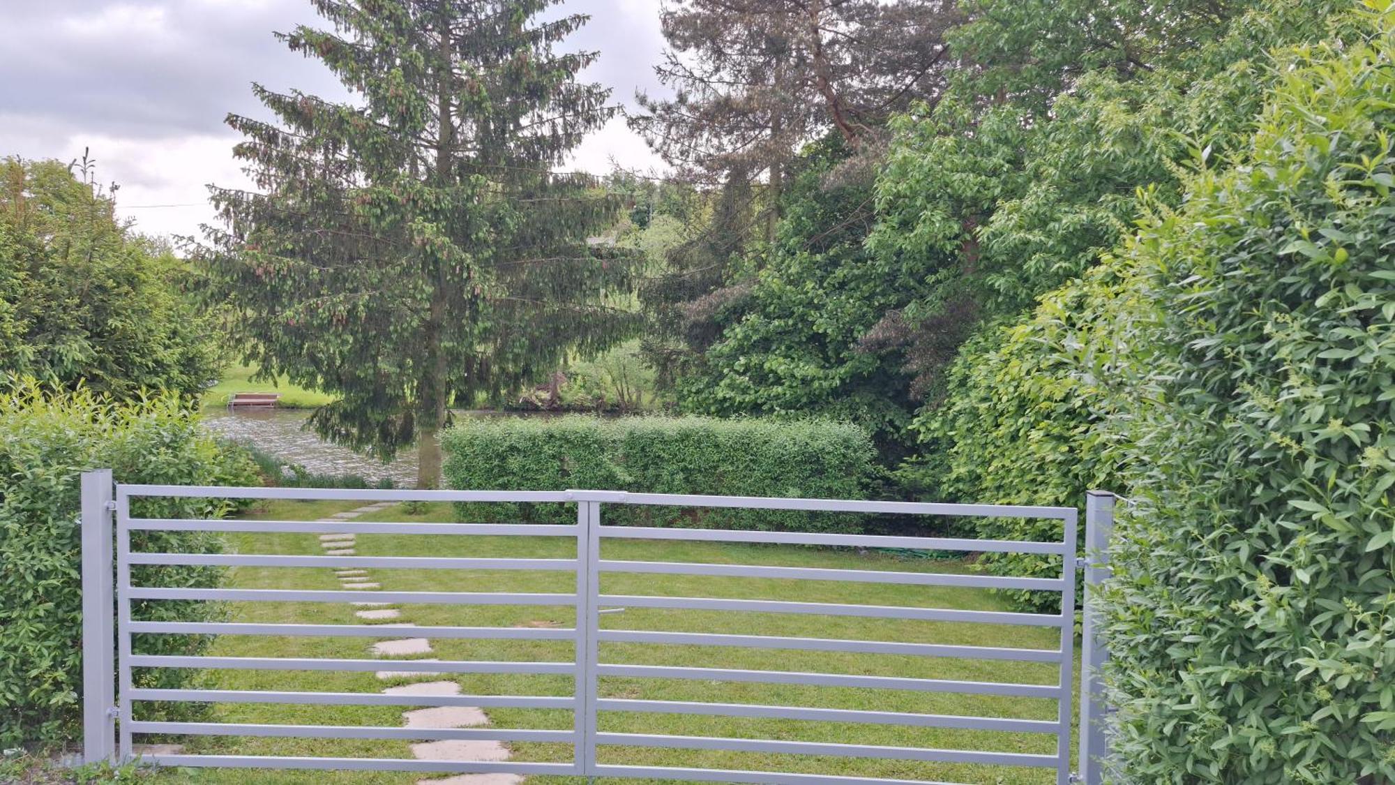 Bungalov Na Brehu Labe S Vlastnim Molem Pardubice Exteriér fotografie